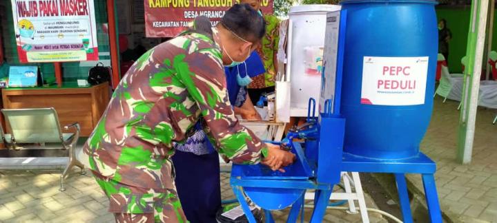 Anggota Satuan Tugas TMMD Bojonegoro Selalu Patuhi Protokol Kesehatan Saat Melakukan Aktivitas